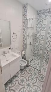 La salle de bains est pourvue d'une douche, de toilettes et d'un lavabo. dans l'établissement -Bujtina 31-, à Korçë