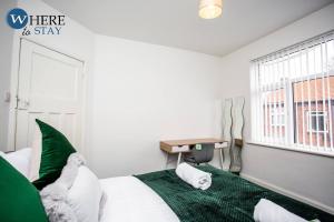 Tempat tidur dalam kamar di Stylish 3 bedroom property Newcastle