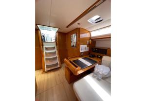 Kleines Zimmer mit einem Bett und einem Schreibtisch. in der Unterkunft Oceanis 31037i in Korfu-Stadt