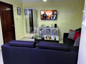 ein Wohnzimmer mit einem Sofa und einem Tisch in der Unterkunft Apartamento entero Tu Nido De Amor 2 Santo Domingo oeste in Santo Domingo