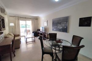 Posedenie v ubytovaní Apartamento Puertosol
