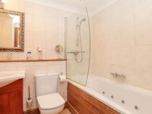 Un baño con inodoro, bañera y lavabo. en 1 Court Cottage, Hillfield Village, en Dartmouth 24 fotos más