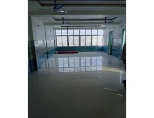 duży pusty pokój z dużym oknem w budynku w obiekcie Hotel Modern Palace, Muzaffarpur w mieście Muzaffarpur