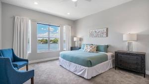 een slaapkamer met een bed en een groot raam bij Waterfront House with Boat And Jet Ski Slips and Pet Friendly in Marble Falls