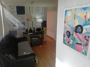 Una sala de estar con un sofá y un cuadro en la pared. en 11 on Orange, en Ciudad del Cabo
