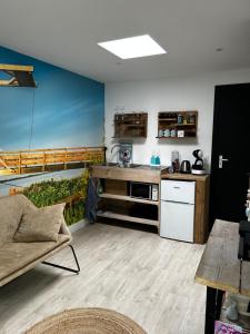 a living room with a kitchen and a counter top at Casa aan de Plas, B&B met sauna en hottub of jacuzzi in Nieuwkoop