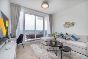 Posezení v ubytování Vogue Al Wasl 1 Residence West 13th Floor with Large Balcony for view of Sheikh Zaid Road and One Za'abeel Tower and Burj Khalifa, Walkable to Metro with Easy Access to Sheikh Zayed Road & Dubai World Trade Centre