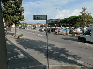 a street sign on the side of a road at Residence Aprilia in Grado