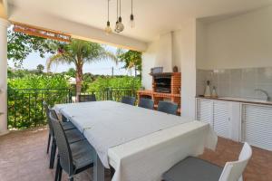 a kitchen and dining room with a table and chairs at Fonte Santa Villa in Quarteira