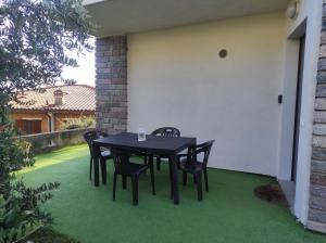 Ogród w obiekcie CasaDolcelago Marone Villa con Giardino Vista Lago Private Parking
