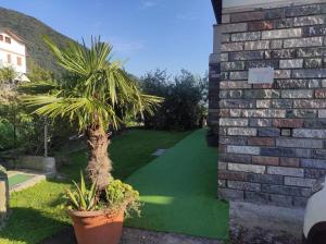 Ogród w obiekcie CasaDolcelago Marone Villa con Giardino Vista Lago Private Parking