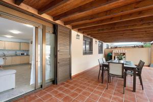 een keuken en eetkamer met een tafel en stoelen bij Bonito Apto Mirador de la Gomera By Paramount Holidays in Callao Salvaje