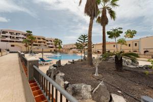 een resort met een zwembad en palmbomen bij Bonito Apto Mirador de la Gomera By Paramount Holidays in Callao Salvaje