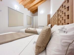 Tempat tidur dalam kamar di Casas da Assureira
