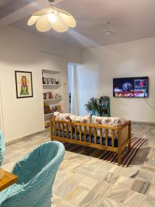 Et tv og/eller underholdning på Ferozi House - A boutique Homestay