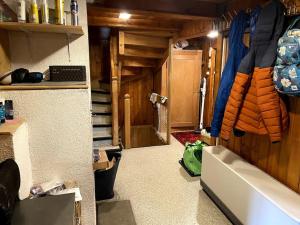 um pequeno quarto com uma escada numa casa em Ferienhaus Casa Pistur em Disentis