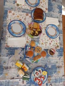 una tavola con piatti di cibo su un tavolo di Villa Clotilde a Civitanova Marche