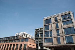 dois edifícios altos um ao lado do outro em Bob W Amsterdam Noord em Amsterdã