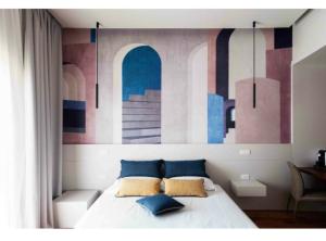 um quarto com uma cama com um quadro na parede em Nonno Nicola Rooms em Bari