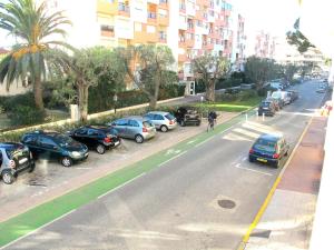 een groep auto's geparkeerd aan de kant van een straat bij 2 piéces bord de mer à proximité nice, antibes et monaco, 4 personnes à cros de cagnes sur mer in Cros-de-Cagnes