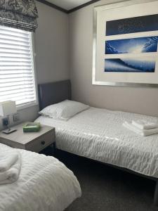 Postel nebo postele na pokoji v ubytování 2 Bedroom Villa - Lakeside Holiday Park