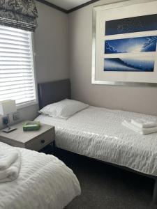 Ένα ή περισσότερα κρεβάτια σε δωμάτιο στο 2 Bedroom Villa - Lakeside Holiday Park +16 φωτογραφίες