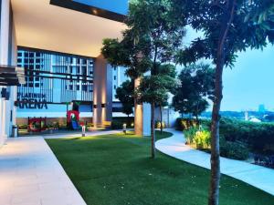 um edifício com um relvado verde em frente a um edifício em Citizen2 Sunway Mid Valley Suites em Kuala Lumpur