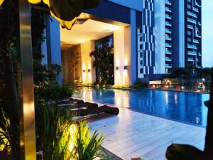 uma piscina do hotel com espreguiçadeiras em frente a um edifício em Citizen2 Sunway Mid Valley Suites em Kuala Lumpur