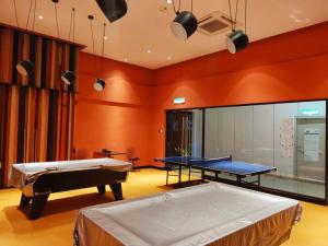 um quarto com uma mesa de pingue-pongue e uma mesa de pingue-pongue em Citizen2 Sunway Mid Valley Suites em Kuala Lumpur