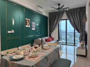 comedor con mesa y pared verde en Citizen2 Sunway Mid Valley Suites, en Kuala Lumpur