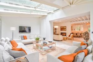 een woonkamer met banken en een tafel bij Le Clos d'Ully Chantilly in Ully-Saint-Georges