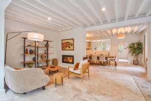 een woonkamer met een bank en een tafel bij Le Clos d'Ully Chantilly in Ully-Saint-Georges