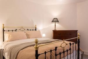 1 dormitorio con 1 cama y vestidor con lámpara en Perfect Brighton getaway near beach, town, station, en Brighton & Hove