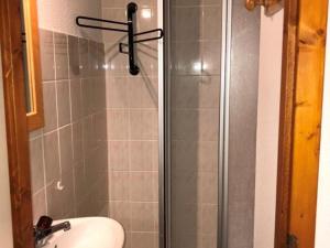łazienka z prysznicem i umywalką w obiekcie 3 pièces skis aux pieds avec balcon à Saint-Jean-d'Aulps - FR-1-573-80 w mieście Saint-Jean-dʼAulps +14 zdjęć
