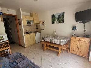 Kuchyňa alebo kuchynka v ubytovaní Studio 25m² au pied des montagnes, balcon, idéal pour 4 pers - FR-1-573-95