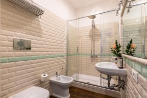 uma casa de banho com um WC e um lavatório em Alla Corte Guest House em Roma
