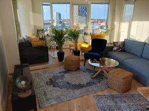 un salon avec un canapé bleu et une télévision dans l'établissement Huoneisto Nokia Areenan yhteydessä, à Tampere