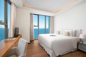 TV a/nebo společenská místnost v ubytování A La Carte Da Nang Beach