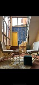 Habitación con 2 sillas, mesa y puerta amarilla en CASA LINDNER Villa Rustico Ferienhaus 400m zum Gardasee 13Schlafplätze en Toscolano Maderno