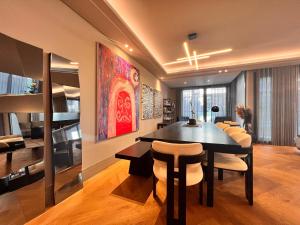 uma sala de jantar com uma mesa e algumas cadeiras em Amazing Luxury Large 4 Bedroom Apt Istinye Park 1 min 250m2 em Istambul