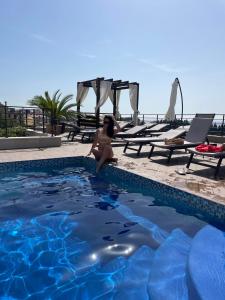 Bazén v ubytovaní Residence top location apt. 1 Marghareta with sea view alebo v jeho blízkosti