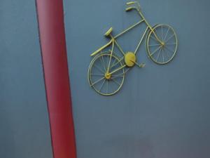 una pared de bicicleta montada en una puerta en Grand Central Guesthouse, en Rustenburg