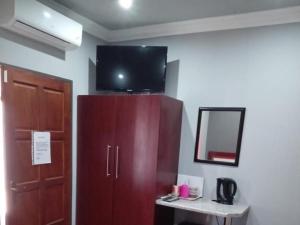 TV a/nebo společenská místnost v ubytování Grand Central Guesthouse