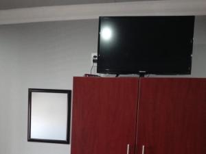 TV a/nebo společenská místnost v ubytování Grand Central Guesthouse