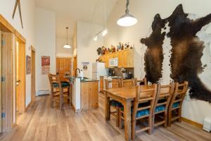 kuchnia i jadalnia z drewnianym stołem i krzesłami w obiekcie 2674 Tenderfoot Lodge Condo w mieście Keystone +19 zdjęć