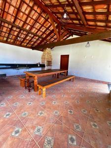 mesa de ping pong en una habitación grande con techo de madera en Sitio Recanto Maçussa, en Ouro Preto