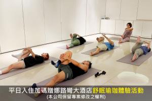 un grupo de personas tiradas en el suelo haciendo yoga en Formosan Naruwan Hotel en Taitung