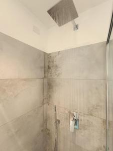 y baño con ducha y cabezal de ducha. en Cà di Cambret with lake View, en Stresa 36 fotos más