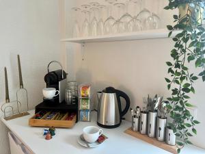een aanrecht met een koffiepot en kopjes erop bij Design Apartment mit Balkon - Küche - Netflix in Essen