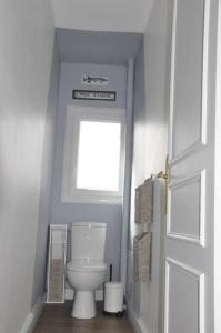 a bathroom with a toilet and a window at Ô Rivage, maison familiale bord de Loire in Montjean-sur-Loire +18 photos